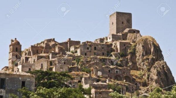 CRACO-KOTA-MATI-DI-ITALIA-SEBAGAI-TUJUAN-WISATA.jpg