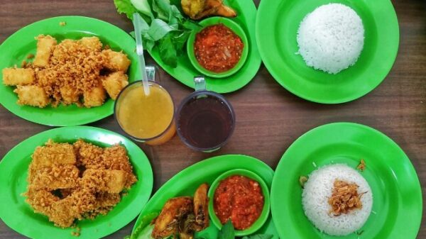 Bahan apa saja yang ada di Pecel lele